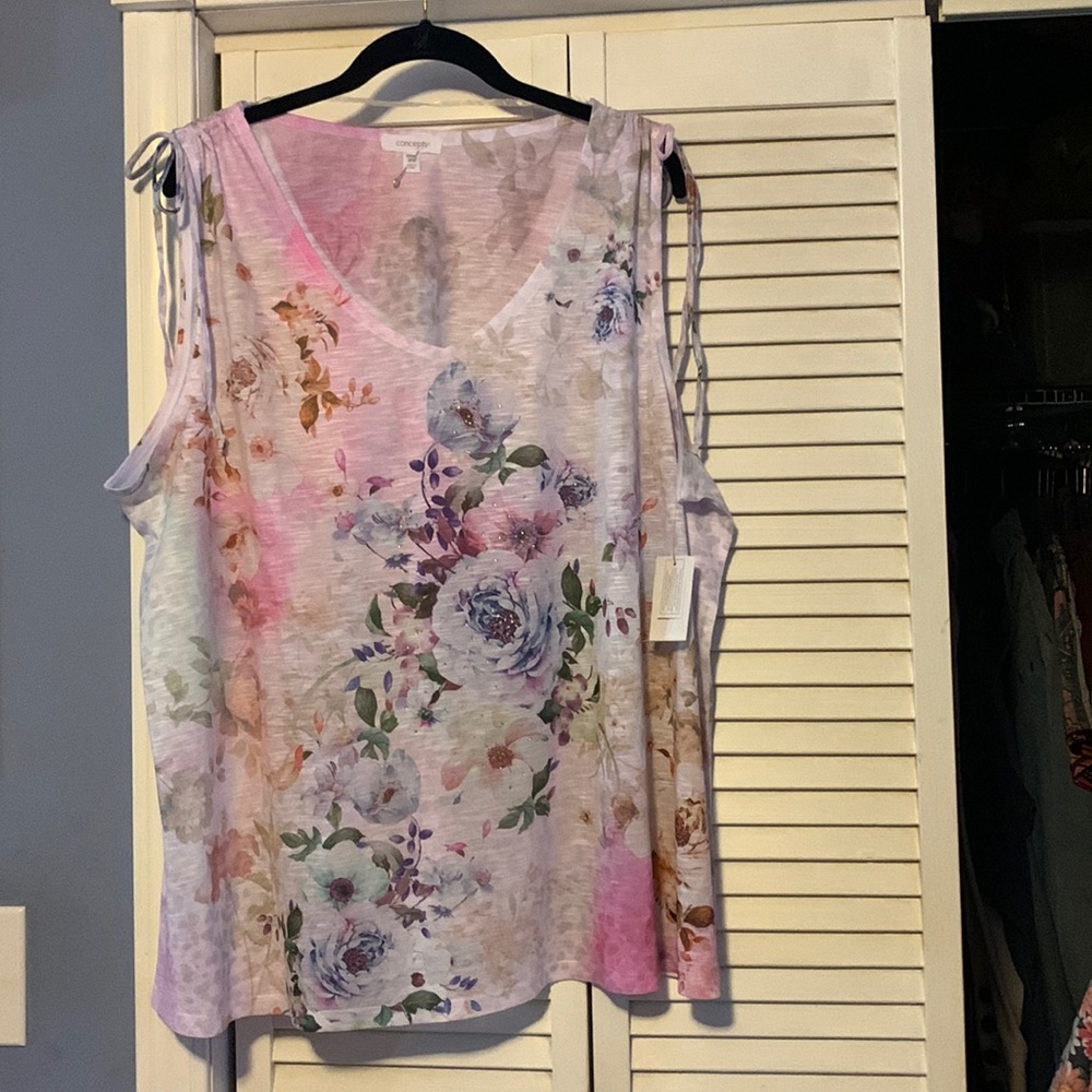 Concepts.  Beautiful Sleeveless Top. NWT
